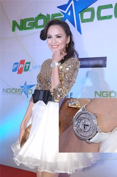 2. Đồng hồ Đồng hồ giờ đây không còn là công cụ giúp các người đẹp làm chủ được quỹ thời gian của mình mà còn là món phụ kiện tôn vinh đẳng cấp. Những kiểu đồng hồ kim loại to, được đính thêm pha lê đá quý là thứ vũ khí rất hữu hiệu tôn vinh sự sang trọng cho chiếc đầm dạ tiệc lộng lẫy. Diễm Hương sở hữu chiếc đồng hồ với phần mặt được đính đá, pha lê sang trọng. Đây cũng là kiểu đồng hồ đang được rất nhiều người đẹp yêu thích.