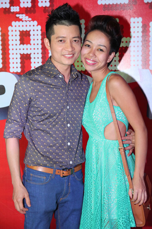 Cặp đôi Thảo Trang - Thuận Việt trong đêm tiệc của Cặp đôi hoàn hảo. Đứng bên cạnh nhà thiết kế sở hữu giọng hát hay và đẹp, cô ca sĩ "xấu lạ" mất điểm với bộ váy ren quê mùa. Thay vì sexy, chi tiết cut-out ở bên sườn bỗng trở nên vô duyên vì không phù hợp với chất liệu cũng như kiểu dáng trang phục.