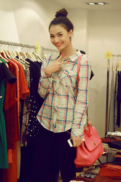 Gần đây, Hồng Quế bắt đầu chọn cho mình phong cách ăn mặc kín đáo hơn. Tuy nhiên, cô người mẫu trẻ từng gây náo loạn làng giải trí Việt lại "mất điểm" khi diện chiếc áo sơ mi nhàu nhĩ ra phố.