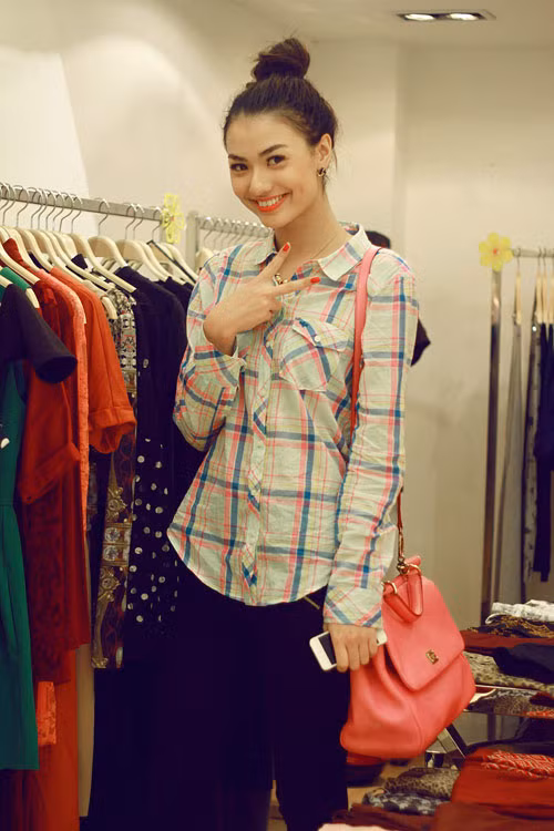 Gần đây, Hồng Quế bắt đầu chọn cho mình phong cách ăn mặc kín đáo hơn. Tuy nhiên, cô người mẫu trẻ từng gây náo loạn làng giải trí Việt lại "mất điểm" khi diện chiếc áo sơ mi nhàu nhĩ ra phố.