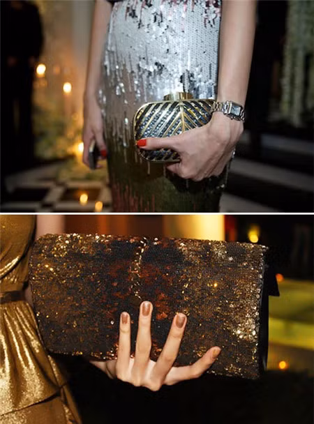 3. Xắc tay ánh kim Xắc tay ánh kim không còn xa lạ gì trong giới showbiz. Những năm gần đây, xắc tay vàng ánh kim, bạc ánh kim hay đính đá -pha lê đang luôn gắn liền với hình ảnh của các mỹ nhân xúng xính váy áo lộng lẫy. Các cô gái thường kết hợp chúng xuyệt tông với váy áo hoặc sử dụng như một điểm nhấn cho những bộ trang phục có kiểu dáng hay màu sắc đơn giản.