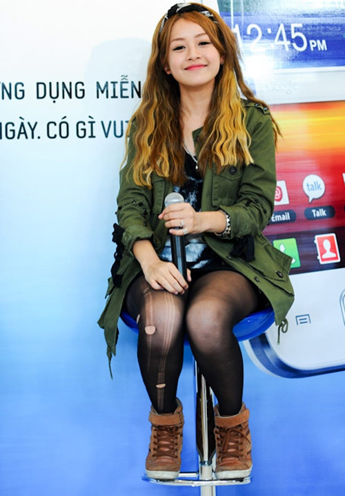 Hotgirl Chi Pu tinh nghịch với áo khác parka và tất rách