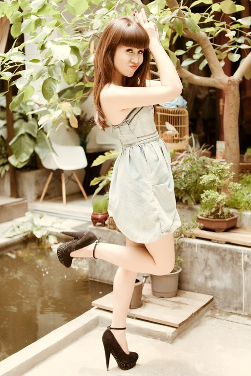 Dù đã trở thành mẹ nhưng nữ nhạc sĩ "Người hát tình ca" vẫn rất nhí nhảnh và thích tạo dáng "xì tin" khi chụp ảnh.