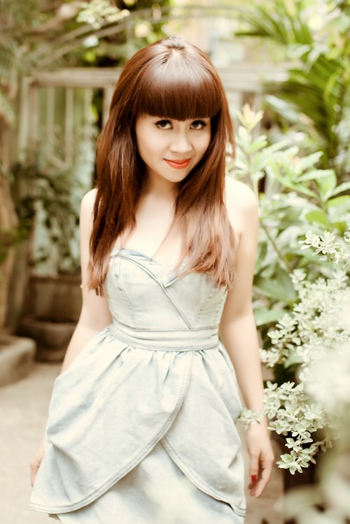 Nữ nhạc sĩ thổ lộ rất thích mặc váy, đặc biệt là những thiết kế có kiểu dáng điệu, hợp để đi những bữa tiệc cocktail sôi động.