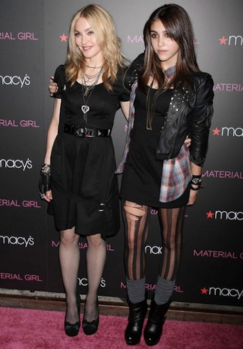 Con gái bà hoàng nhạc pop cũng rất mê tất rách