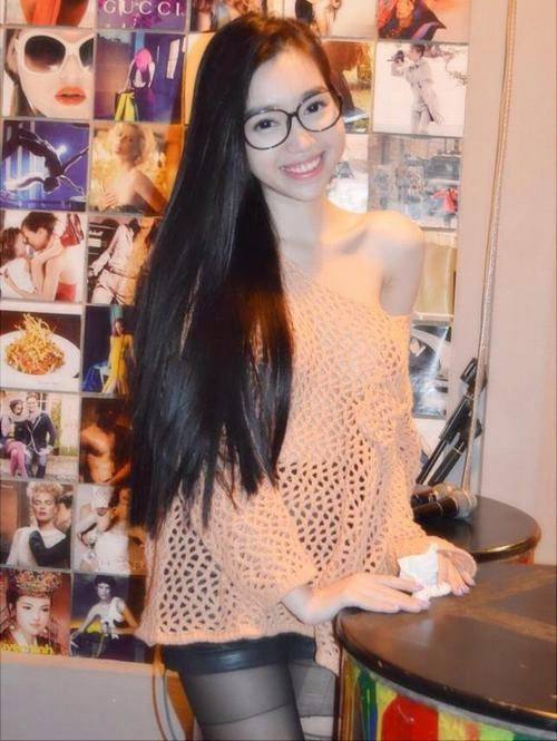 Elly Trần với hình ảnh mới nhất áo lưới và tất rách rất lạ mắt