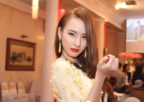 Chiếc mũi dao kéo của 'bà mẹ nhí lớn sớm'