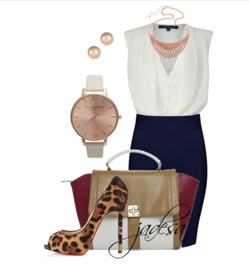 Vòng cổ ánh kim cho trang phục công sở thêm phong cách.