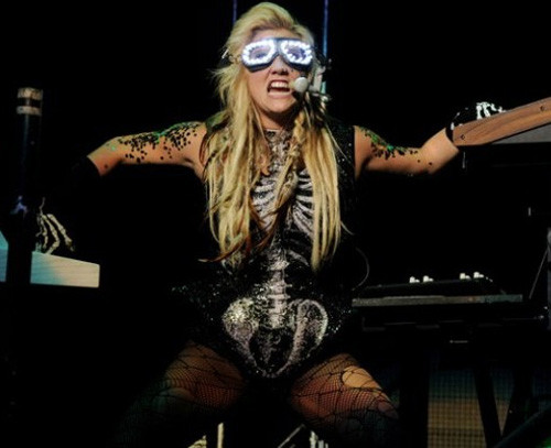 Tạo hình độc đáo và "đáng sợ" của nữ ca sĩ Kesha