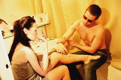 Minh tinh Angelina Jolie được người tình Brad Pitt cạo lông chân giúp. Ảnh: People. Minh tinh Angelina Jolie được người tình Brad Pitt cạo lông chân giúp. Ảnh: People.