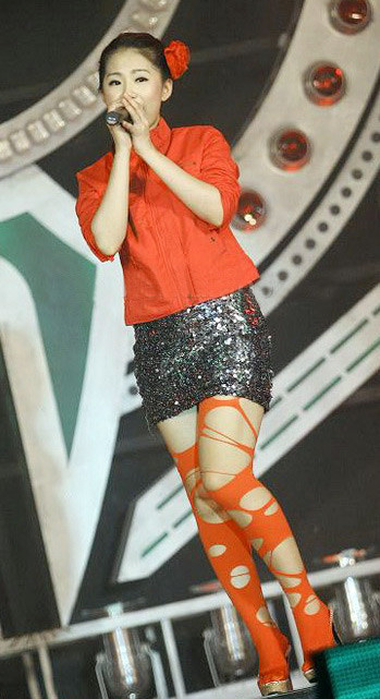 Ca sỹ Lương Bích Hữu bị chê nặng nề vì chiếc quần tất không ăn nhập cùng trang phục