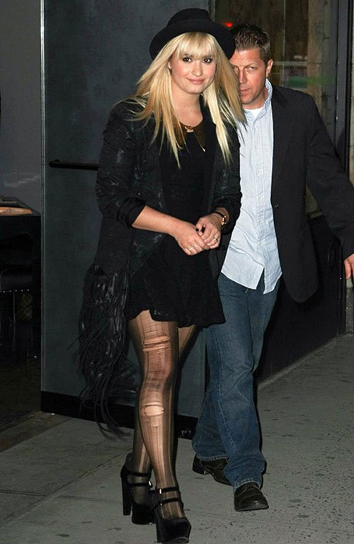 Demi Lovato lộ chân xấu với chiếc tất rách rưới