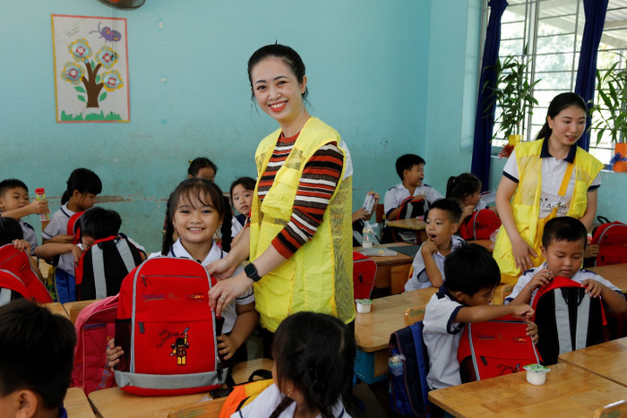 Nhân viên CapitaLand giao lưu cùng học sinh trong chuyến thăm Trường Tiểu học Thạnh Phước (Long An) vào ngày 25/10 vừa qua Nhân viên CapitaLand giao lưu cùng học sinh trong chuyến thăm Trường Tiểu học Thạnh Phước (Long An) vào ngày 25/10 vừa qua