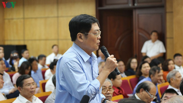 Cử tri Nguyễn Mạnh Hảo phát biểu. Cử tri Nguyễn Mạnh Hảo phát biểu.