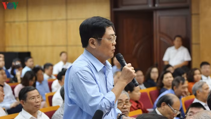 Cử tri Nguyễn Mạnh Hảo phát biểu.