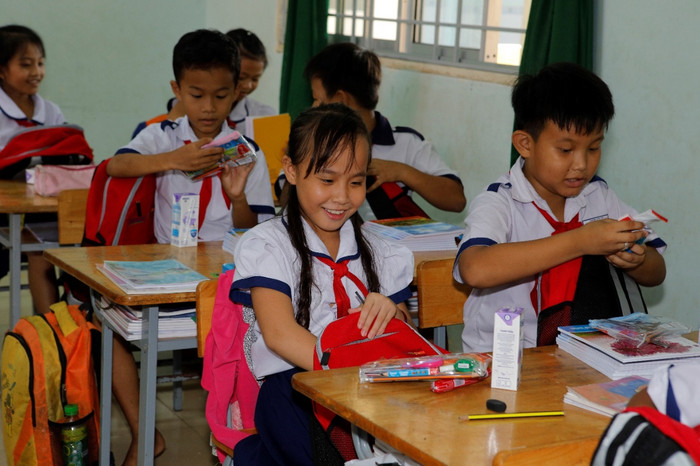 Hơn 1.000 em học sinh nhận được quà tặng là cặp sách và dụng cụ học tập trong chương trình “Ngày Thiện nguyện CapitaLand” vào tháng 10 năm nay Hơn 1.000 em học sinh nhận được quà tặng là cặp sách và dụng cụ học tập trong chương trình “Ngày Thiện nguyện CapitaLand” vào tháng 10 năm nay