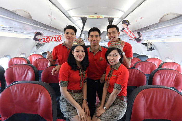 Tiếp viên trẻ trung, xinh đẹp của Vietjet chào đón hành khách một cách đặc biệt trên các chuyến bay nhân Ngày Phụ nữ Việt Nam 20/10 Tiếp viên trẻ trung, xinh đẹp của Vietjet chào đón hành khách một cách đặc biệt trên các chuyến bay nhân Ngày Phụ nữ Việt Nam 20/10