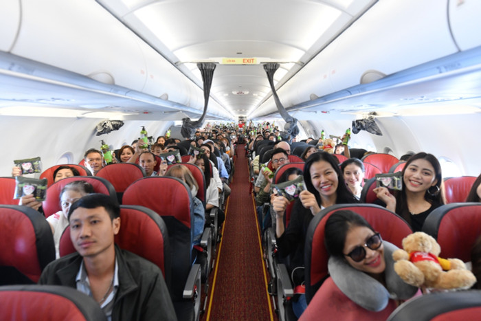 Hãng hàng không thế hệ mới mang tới những tiết mục biểu diễn nghệ thuật đặc sắc trên tàu bay và nhiều phần quà dành cho tất cả khách hàng trong dịp kỷ niệm vô cùng ý nghĩa này Hãng hàng không thế hệ mới mang tới những tiết mục biểu diễn nghệ thuật đặc sắc trên tàu bay và nhiều phần quà dành cho tất cả khách hàng trong dịp kỷ niệm vô cùng ý nghĩa này