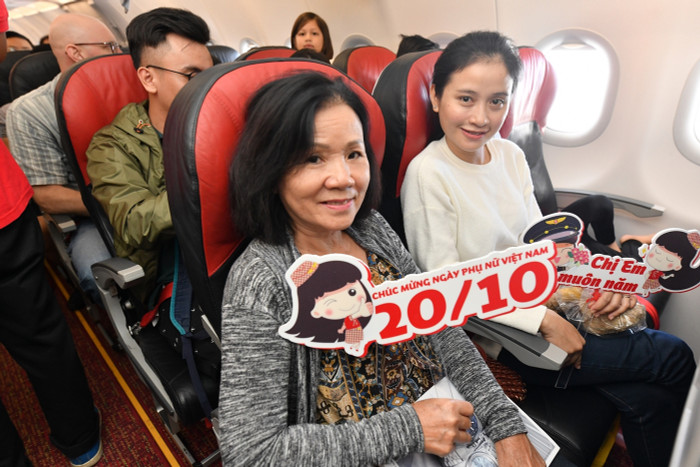 Những “bóng hồng” xinh đẹp cầm trên tay những phần quà ý nghĩa của Vietjet Những “bóng hồng” xinh đẹp cầm trên tay những phần quà ý nghĩa của Vietjet