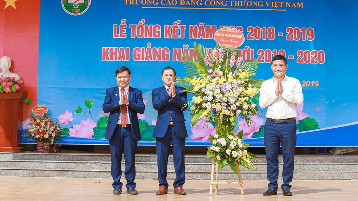 Đại diện Tổng Cục Giáo dục Nghề nghiệp tặng hoa chúc mừng nhà trường dịp khai giảng Đại diện Tổng Cục Giáo dục Nghề nghiệp tặng hoa chúc mừng nhà trường dịp khai giảng