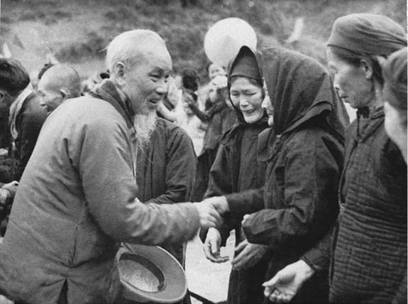 Bác Hồ về thăm bà con Pác Bó (Hà Quảng, Cao Bằng) tháng 2/1961. Nguồn: Ảnh tư liệu. Bác Hồ về thăm bà con Pác Bó (Hà Quảng, Cao Bằng) tháng 2/1961. Nguồn: Ảnh tư liệu.
