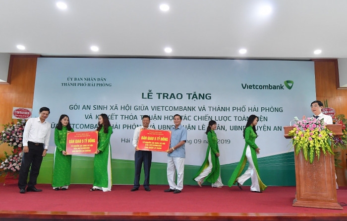 Ông Nguyễn Văn Tùng - Phó Bí thư Thành ủy, Chủ tịch Ủy ban Nhân dân thành phố Hải Phòng trao 2 gói an sinh xã hội hỗ trợ cho quận Lê Chân và huyện An Dương Ông Nguyễn Văn Tùng - Phó Bí thư Thành ủy, Chủ tịch Ủy ban Nhân dân thành phố Hải Phòng trao 2 gói an sinh xã hội hỗ trợ cho quận Lê Chân và huyện An Dương