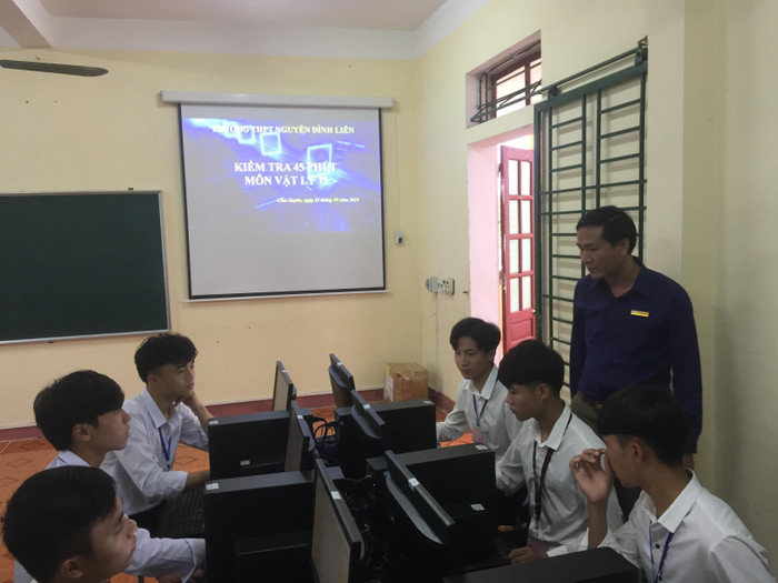 Thầy Nguyễn Nam Thắng, Bí thư Đảng bộ, Hiệu trưởng Trường Trung học phổ thông Nguyễn Đình Liễn - Hà Tĩnh trong giờ lên lớp. (Ảnh do tác giả cung cấp) Thầy Nguyễn Nam Thắng, Bí thư Đảng bộ, Hiệu trưởng Trường Trung học phổ thông Nguyễn Đình Liễn - Hà Tĩnh trong giờ lên lớp. (Ảnh do tác giả cung cấp)