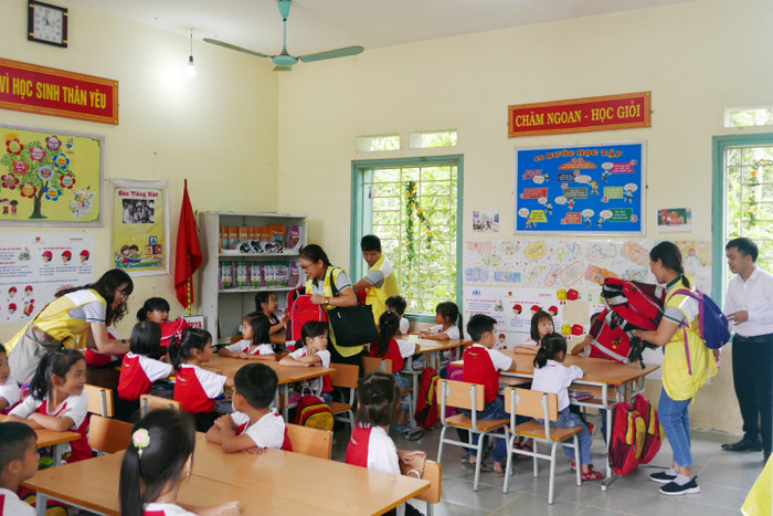 Các tình nguyện viên công ty CapitaLand trao quà cho các em học sinh tại trường tiểu học Năng Yên (Phú Thọ) Các tình nguyện viên công ty CapitaLand trao quà cho các em học sinh tại trường tiểu học Năng Yên (Phú Thọ)