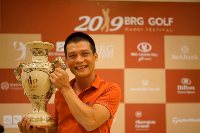 Golf thủ Hoàng Ngọc Thủy tâm đắc với chiếc cúp vô địch độc đáo làm từ Gốm Chu Đậu