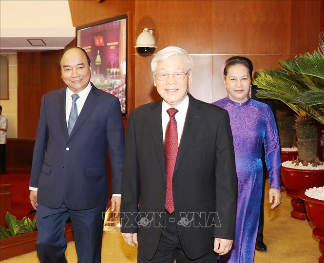 Tổng Bí thư, Chủ tịch nước Nguyễn Phú Trọng cùng Thủ tướng Nguyễn Xuân Phúc và Chủ tịch Quốc hội Nguyễn Thị Kim Ngân đến dự Hội nghị. Ảnh: Trí Dũng/TTXVN Tổng Bí thư, Chủ tịch nước Nguyễn Phú Trọng cùng Thủ tướng Nguyễn Xuân Phúc và Chủ tịch Quốc hội Nguyễn Thị Kim Ngân đến dự Hội nghị. Ảnh: Trí Dũng/TTXVN