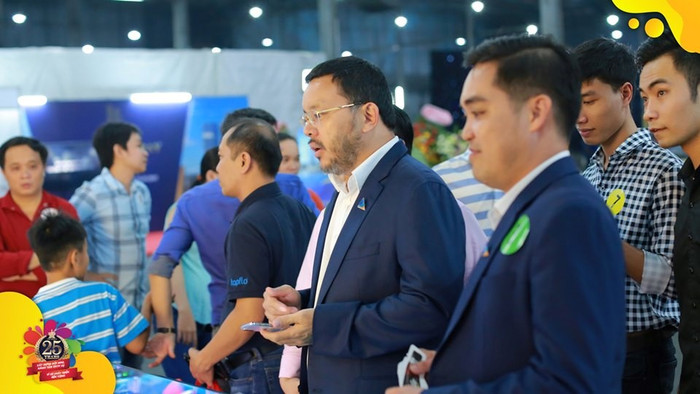 Khách mời check-in vào cổng qua hệ thống mã barcode, có nhiều doanh nhân nổi tiếng trong nước đến chúc mừng Tân Hiệp Phát. Khách mời check-in vào cổng qua hệ thống mã barcode, có nhiều doanh nhân nổi tiếng trong nước đến chúc mừng Tân Hiệp Phát.