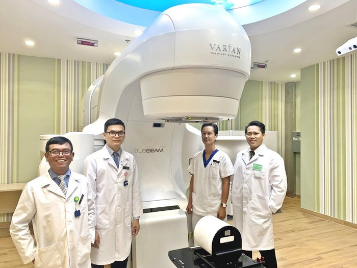 Đi đầu cập nhật tiến bộ trong điều trị ung thư, Bệnh viện Vinmec Central Park đã trang bị Máy xạ trị Truebeam của hãng Varian (Mỹ) là máy hiện đại nhất Đông Nam Á cho điều trị ung thư