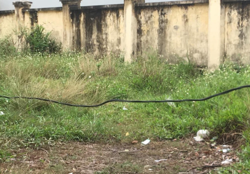 Đoạn dây điện bị võng xuống đất, có thể là nguyên nhân gây tử vong cho học sinh. (Ảnh: Báo Giáo dục và Thời đại)