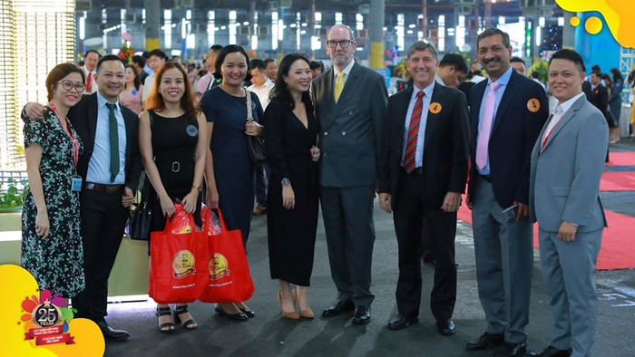 Hàng chục ngàn khách mời trong nước và quốc tế đã tham dự lễ hội chào mừng 25 năm thành lập Tân Hiệp Phát. Hàng chục ngàn khách mời trong nước và quốc tế đã tham dự lễ hội chào mừng 25 năm thành lập Tân Hiệp Phát.