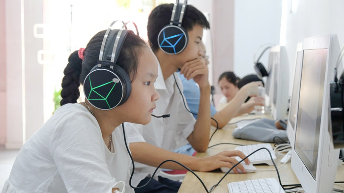 Học sinh hứng thú với mô hình học trực tuyến tại Franklin International Academy. Học sinh hứng thú với mô hình học trực tuyến tại Franklin International Academy.