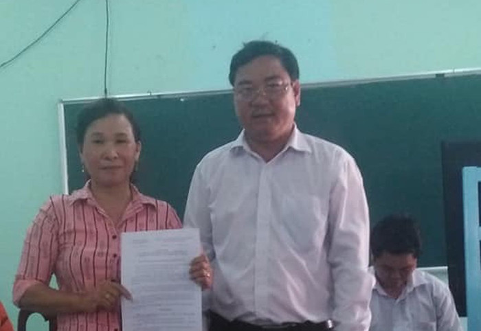 Cô Nguyễn Thị Cảnh trong ngày nhận quyết định nghỉ hưu trước tuổi (Ảnh do tác giả cung cấp) Cô Nguyễn Thị Cảnh trong ngày nhận quyết định nghỉ hưu trước tuổi (Ảnh do tác giả cung cấp)