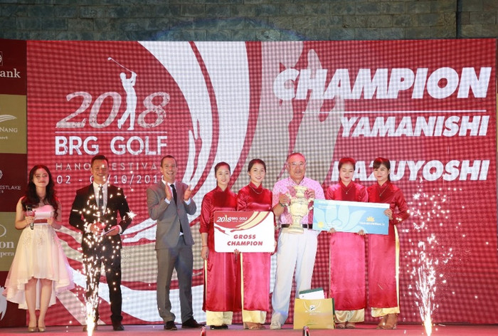 Golf thủ Yamanishi Kazuyoshi nhận cúp vô địch BRG Golf Hà Nội Festival 2018 Golf thủ Yamanishi Kazuyoshi nhận cúp vô địch BRG Golf Hà Nội Festival 2018