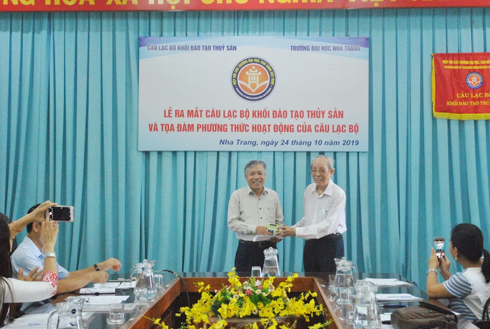 Giáo sư Trần Hồng Quân đã trao quyết định thành lập Câu lạc bộ khối đào tạo Thủy sản và quyết định cử Chủ nhiệm lâm thời Câu lạc bộ cho Phó giáo sư, Tiến sĩ Trang Sĩ Trung – Hiệu trưởng Trường Đại học Nha Trang. Giáo sư Trần Hồng Quân đã trao quyết định thành lập Câu lạc bộ khối đào tạo Thủy sản và quyết định cử Chủ nhiệm lâm thời Câu lạc bộ cho Phó giáo sư, Tiến sĩ Trang Sĩ Trung – Hiệu trưởng Trường Đại học Nha Trang.