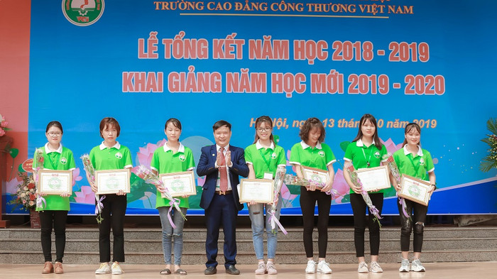 Tiến sĩ Lê Đại Hùng, Chủ tịch Hội đồng quản trị tặng học bổng và các phần quà cho sinh viên năm học mới. Tiến sĩ Lê Đại Hùng, Chủ tịch Hội đồng quản trị tặng học bổng và các phần quà cho sinh viên năm học mới.