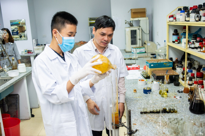 Tại Phòng Thí nghiệm của Viện Hóa Sinh Biển – Viện Hàn Lâm Khoa học và Công nghệ Việt Nam, Tiến sĩ Lê Nguyễn Thành đang hướng dẫn nhóm Tử Minh thực hiện dự án về keo ong dú.