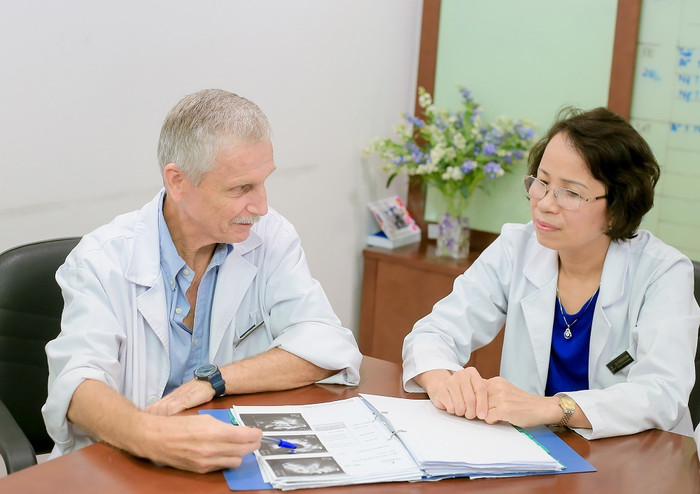 Bác sĩ Jean Clement Sage - chuyên gia hỗ trợ sinh sản người Pháp (trái) đã hỗ trợ Trung tâm hỗ trợ sinh sản Vinmec tiếp cận với phương pháp xét nghiệm rối loạn miễn dịch cho các trường hợp chuyển phôi thất bại nhiều lần Bác sĩ Jean Clement Sage - chuyên gia hỗ trợ sinh sản người Pháp (trái) đã hỗ trợ Trung tâm hỗ trợ sinh sản Vinmec tiếp cận với phương pháp xét nghiệm rối loạn miễn dịch cho các trường hợp chuyển phôi thất bại nhiều lần