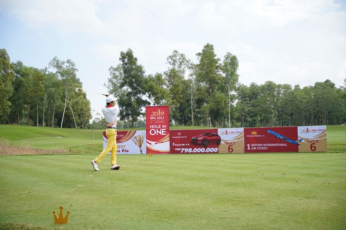 Golf thủ chinh phục hố số 6 tại sân Kings Course thuộc BRG Kings Island Golf Resort Golf thủ chinh phục hố số 6 tại sân Kings Course thuộc BRG Kings Island Golf Resort