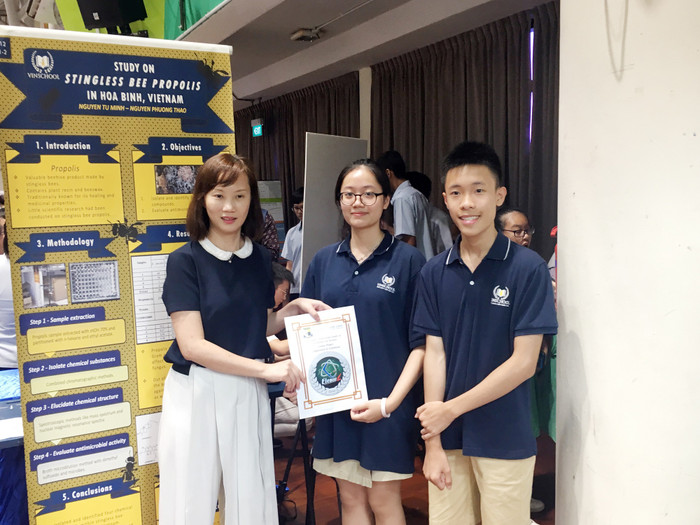 Nhóm học sinh Nguyễn Tử Minh (Lớp 10), Nguyễn Phương Thảo (Lớp 12) đạt Giải Bạc với dự án &quot;Tách chiết nhựa cây trong keo ong dú để nhận diện chất kháng khuẩn làm nước súc miệng&quot;.