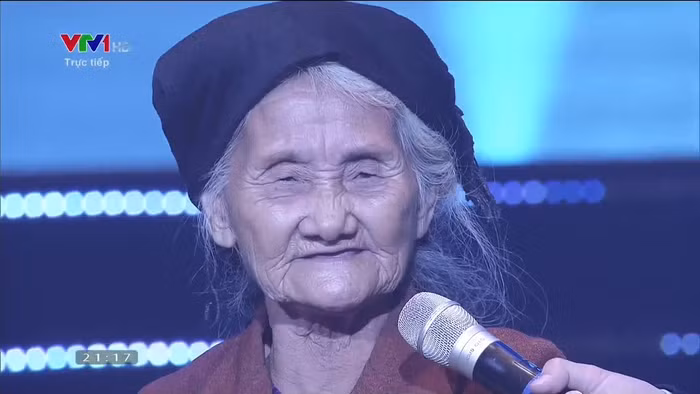 Cụ Đỗ Thị Mơ (quê Thanh Hóa) từng đề nghị chính quyền đưa mình ra khỏi danh sách hộ nghèo. (Ảnh: VTV)