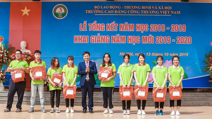 Ban Giám hiệu nhà trường tặng quà, học bổng, máy cho các em sinh viên có thành tích cao trong học tập Ban Giám hiệu nhà trường tặng quà, học bổng, máy cho các em sinh viên có thành tích cao trong học tập