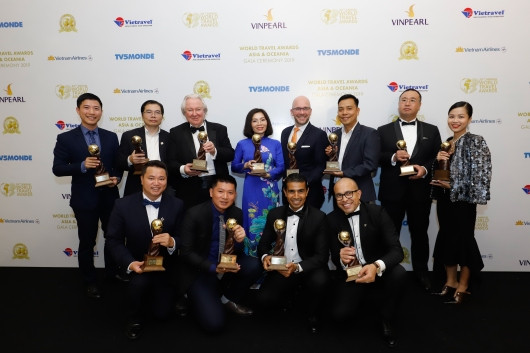 Đại diện InterContinental Danang Sun Peninsula nhận giải WTA. Đại diện InterContinental Danang Sun Peninsula nhận giải WTA.