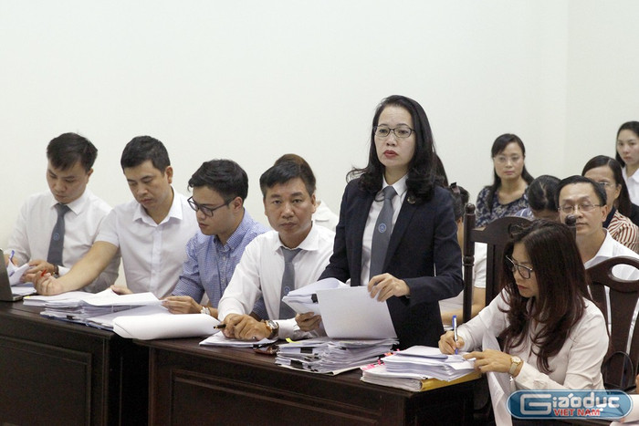 Mặc dù báo cáo tài chính, văn bản xin xác nhận công nợ của chính Tập đoàn FLC đã tự nhận nợ Tập đoàn Hòa Bình 213 tỷ đồng, nhưng tại Tòa, đại diện FLC không chút xấu hổ nói "không nợ nần gì", còn các luật sư thì ra sức cãi vẫn còn tranh chấp, chưa chốt nợ, cũng chưa biết bao giờ chốt hay trả cho Tập đoàn Hòa Bình. Trong ảnh là các luật sư và đại diện của Tập đoàn FLC tại Tòa. Ảnh của Tùng Dương Mặc dù báo cáo tài chính, văn bản xin xác nhận công nợ của chính Tập đoàn FLC đã tự nhận nợ Tập đoàn Hòa Bình 213 tỷ đồng, nhưng tại Tòa, đại diện FLC không chút xấu hổ nói "không nợ nần gì", còn các luật sư thì ra sức cãi vẫn còn tranh chấp, chưa chốt nợ, cũng chưa biết bao giờ chốt hay trả cho Tập đoàn Hòa Bình. Trong ảnh là các luật sư và đại diện của Tập đoàn FLC tại Tòa. Ảnh của Tùng Dương
