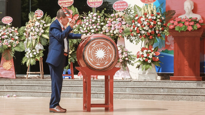 Tiến sĩ Nguyễn Duy Đô – Hiệu trưởng Nhà trường sẽ thực hiện nghi thức đánh trống khai giảng năm học mới. Tiến sĩ Nguyễn Duy Đô – Hiệu trưởng Nhà trường sẽ thực hiện nghi thức đánh trống khai giảng năm học mới.