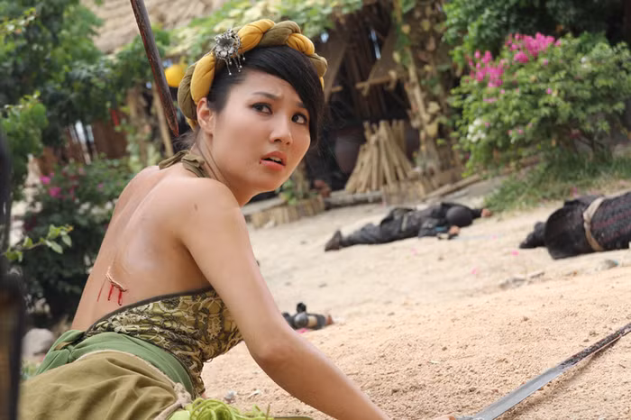 Diễm My lưng trần trong một cảnh quay. Diễm My lưng trần trong một cảnh quay.