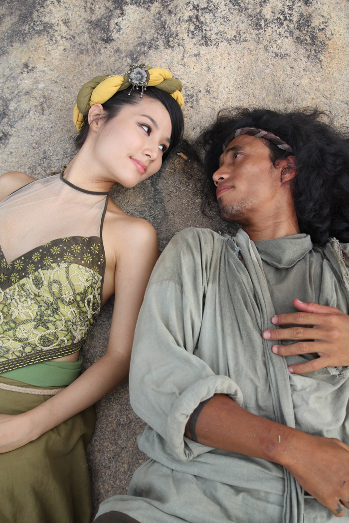 Phút tình tứ bên nhau của cặp đôi.